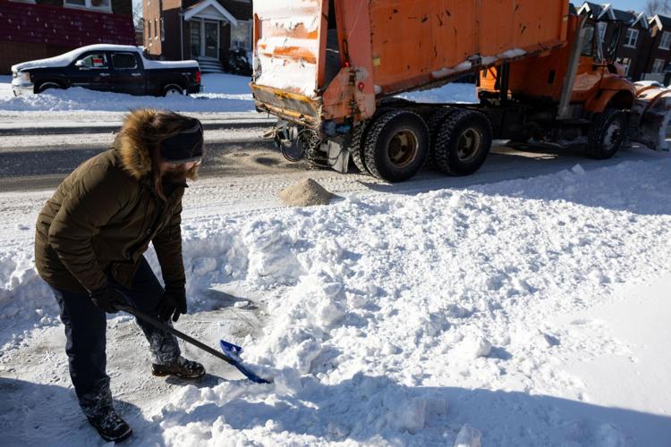 �����Ӱ�ԭ��ans clear snow from cars and sidewalks after a weekend of snow