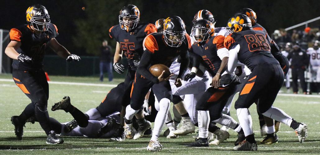 Class 8A football quarterfinal-Minooka at Edwardsville (5).JPG
