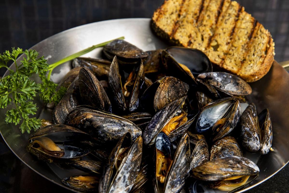 ‘Seethed' Mussels With Parsley and Vinegar