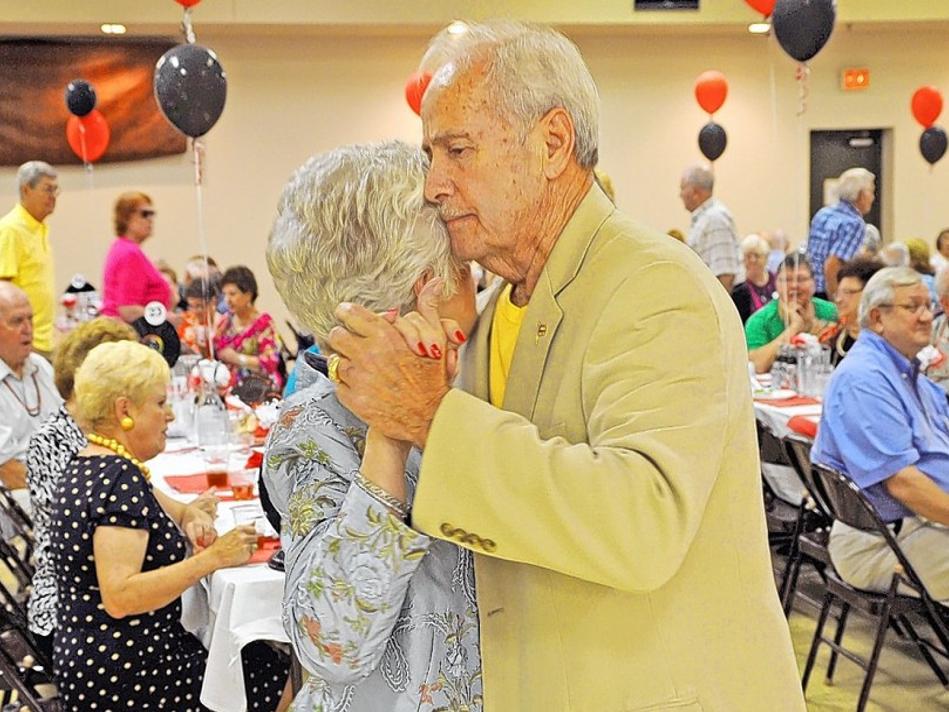 Granite City Alumni Of 50 Plus Years Reunite At Old Grads Party Life News From Your Illinois Journal Stltoday Com