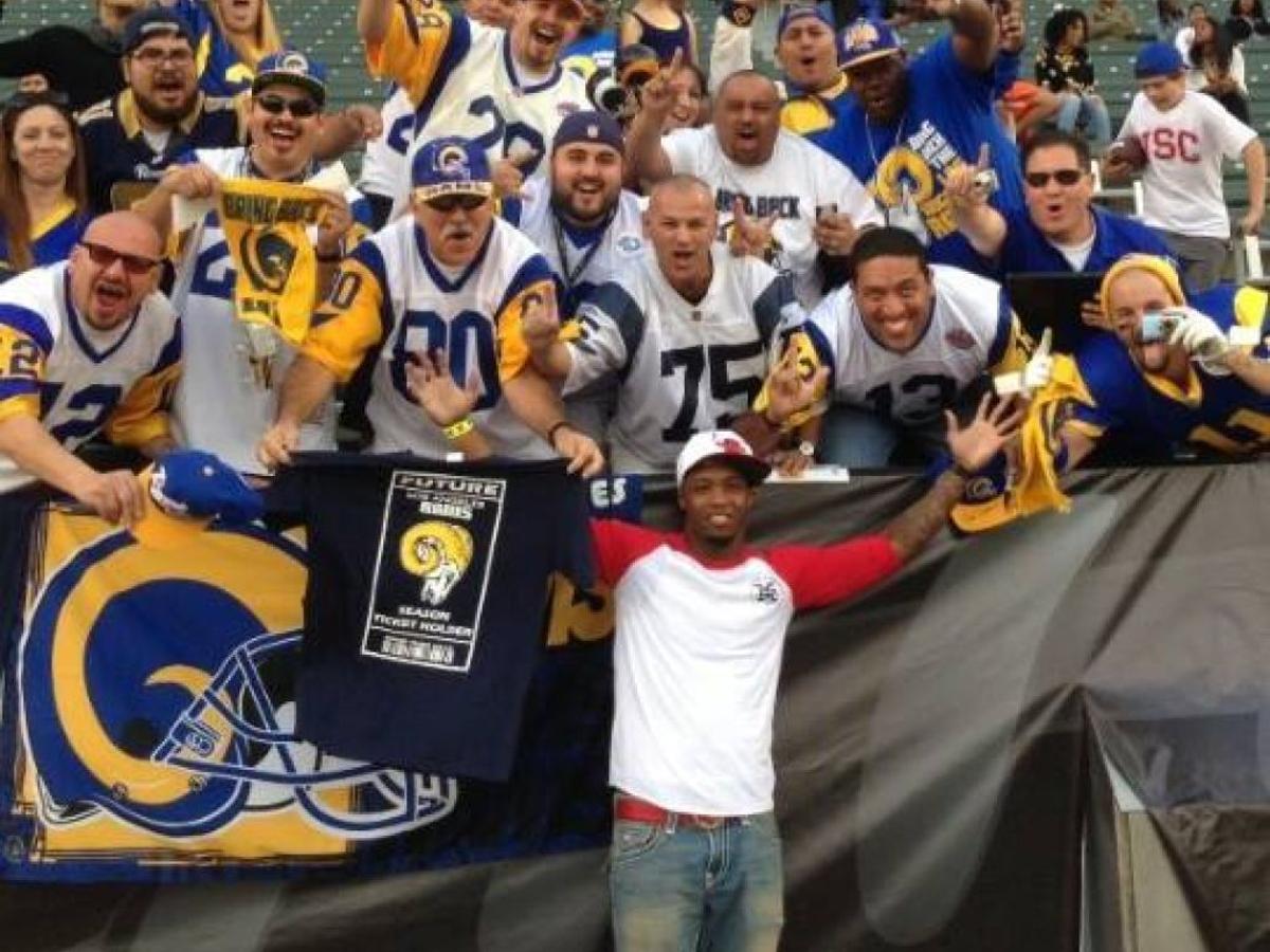 Rams Player Poses With L A Group Trying To Get Team Joe S St Louis Stltoday Com