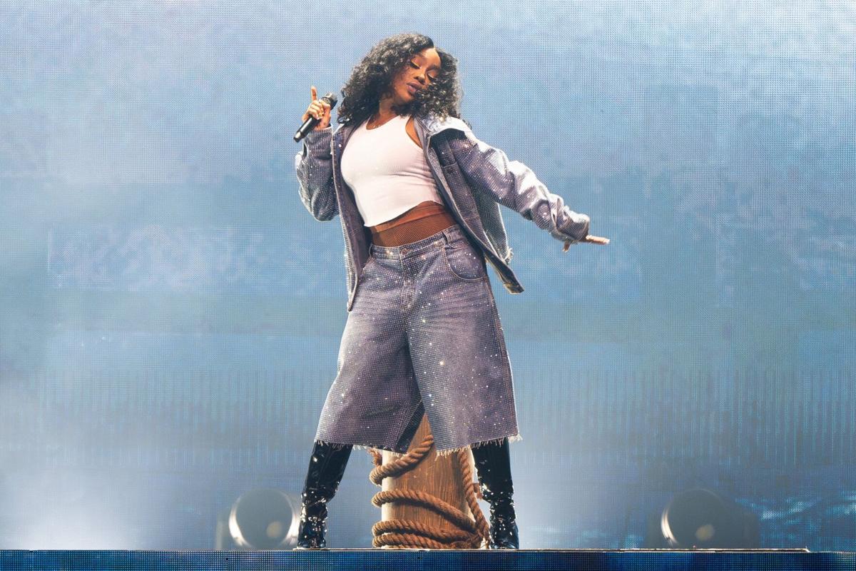 SZA sizzles, shines in sold-out St. Louis homecoming show