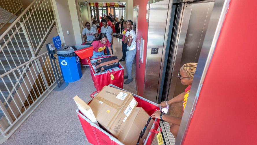 Move-In Day at Oak Hall runs smoothly thanks to streamlined process and volunteer effort