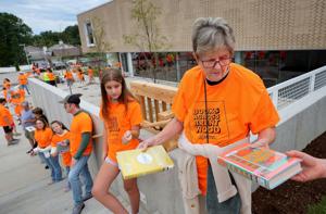 Volunteers from human chain to move Brentwood library books to new building
