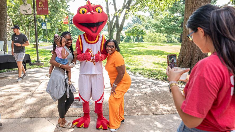 Move-In Day at Oak Hall runs smoothly thanks to streamlined process and volunteer effort