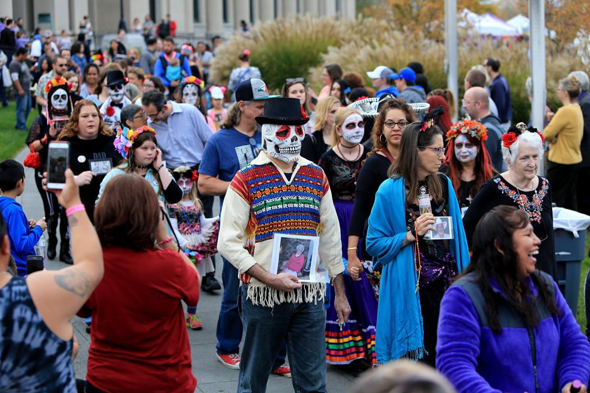 St Louis Celebrates Dia De Los Muertos At The Missouri History Museum Metro Stltoday Com