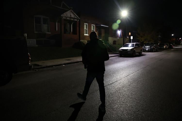 In the aftermath of the tornado, Larry Gray feeds his north �����Ӱ�ԭ�� neighbors