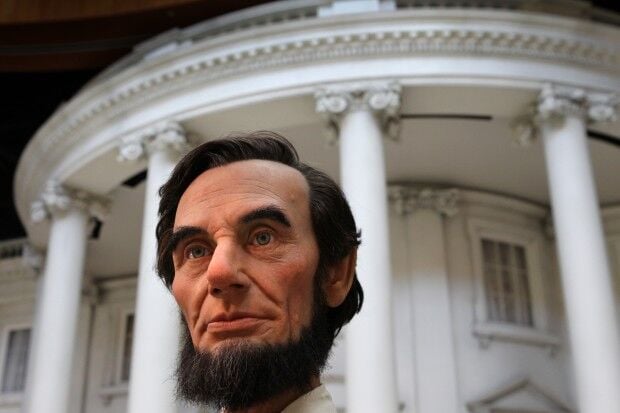 Lincoln in front of White House