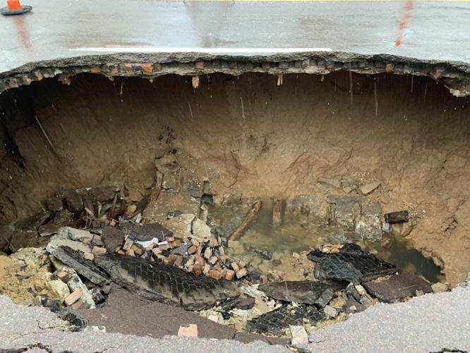 Sinkhole in ӣƵ Place