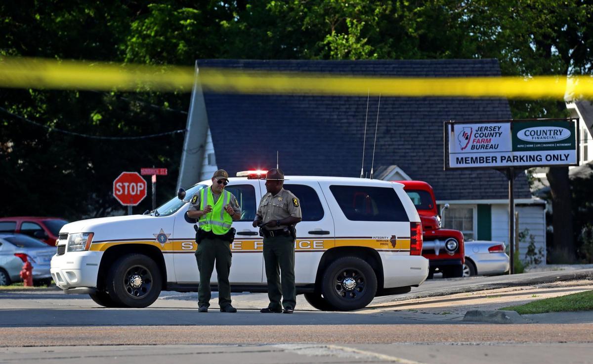 Police officer in Jerseyville critically injured, burglary suspect