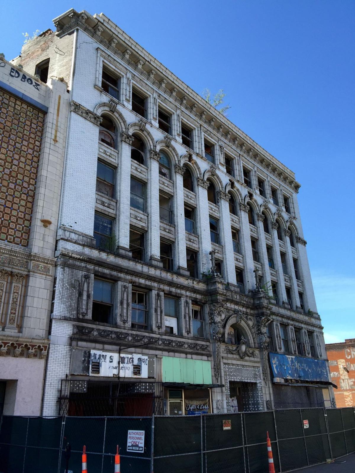 Landmark Murphy Building in East St. Louis being demolished Illinois