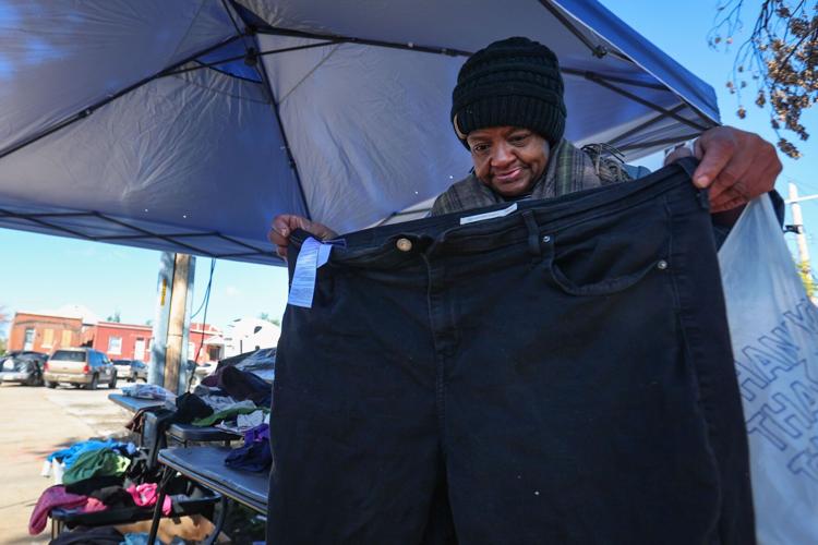 In the aftermath of the tornado, Larry Gray feeds his north �����Ӱ�ԭ�� neighbors