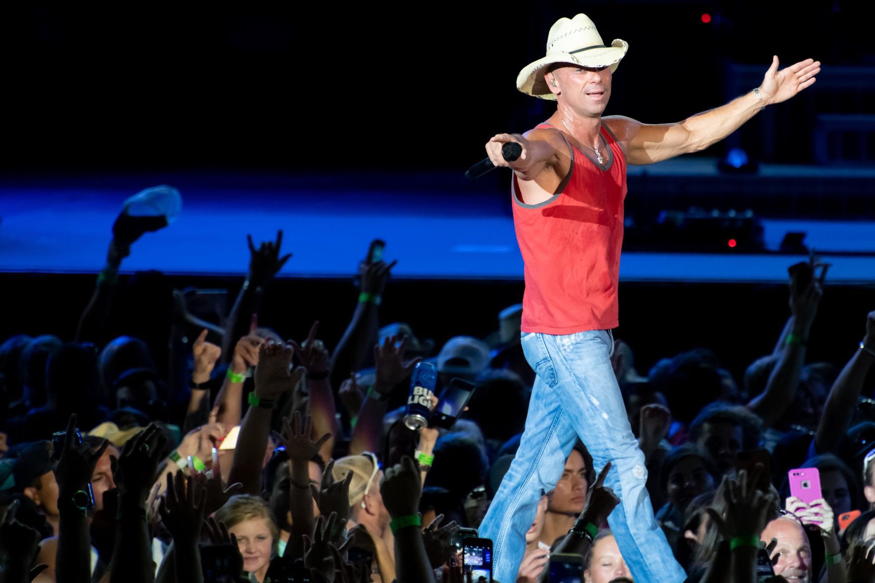 Country music debuts at Busch with giant crowd for Kenny Country music debuts at Busch with giant crowd for Kenny