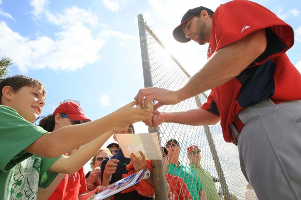 Wainwright gives Cardinals plenty of reasons to smile