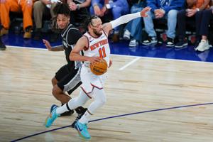 Spurs trump Knicks to get first win of NBA Finals: Game 3 takeaways