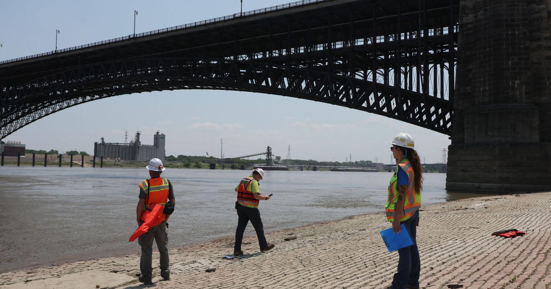 Runaway barge hits Eads Bridge Wednesday in St. Louis, pausing MetroLink trains - Vimarsana News