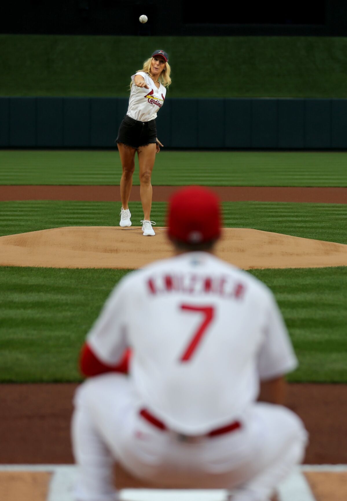 Nikki Glaser throws the first pitch at Cardinals game Thursday