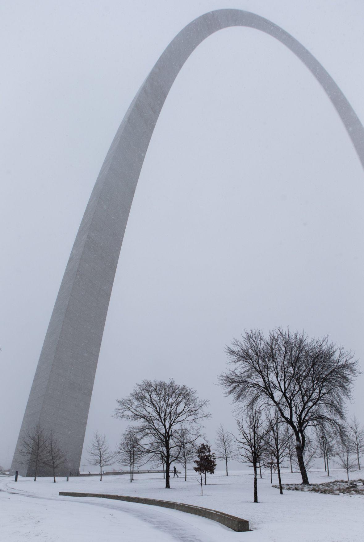 Snow, bonejarring cold descend on St. Louis as emergency workers