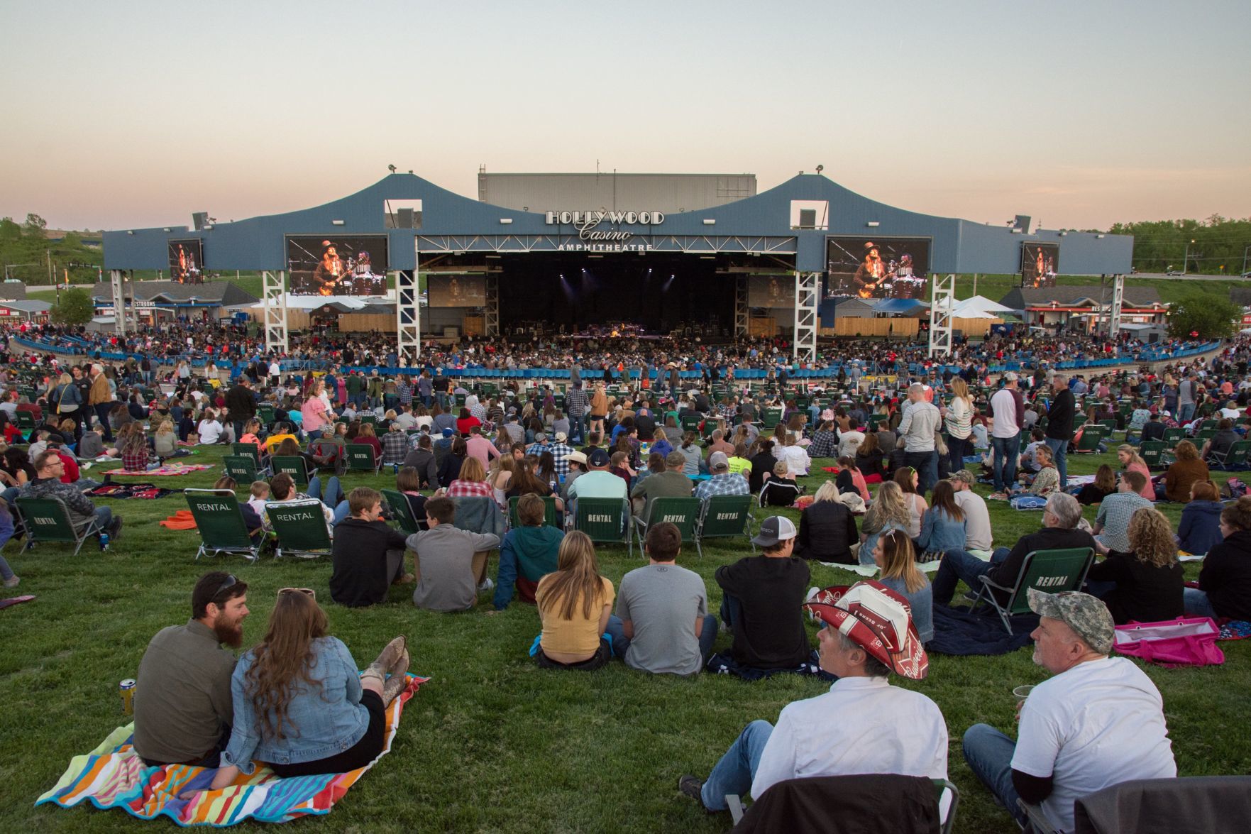 hollywood casino amphitheatre upcoming events 2018