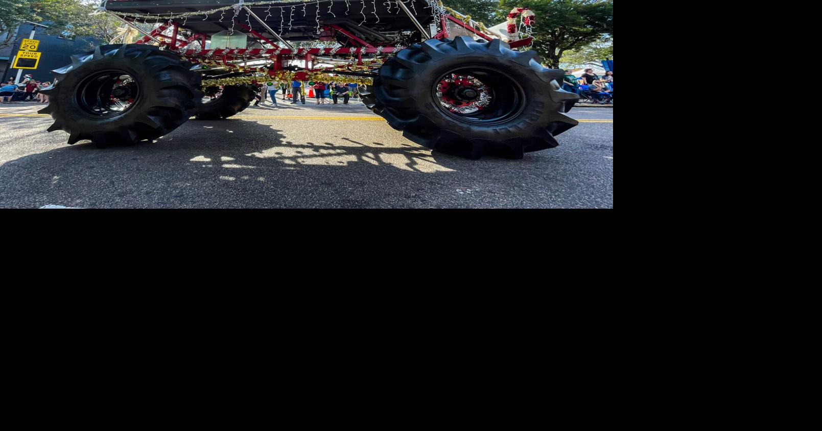 Holiday parade takes over the streets of Tarpon Springs Multimedia