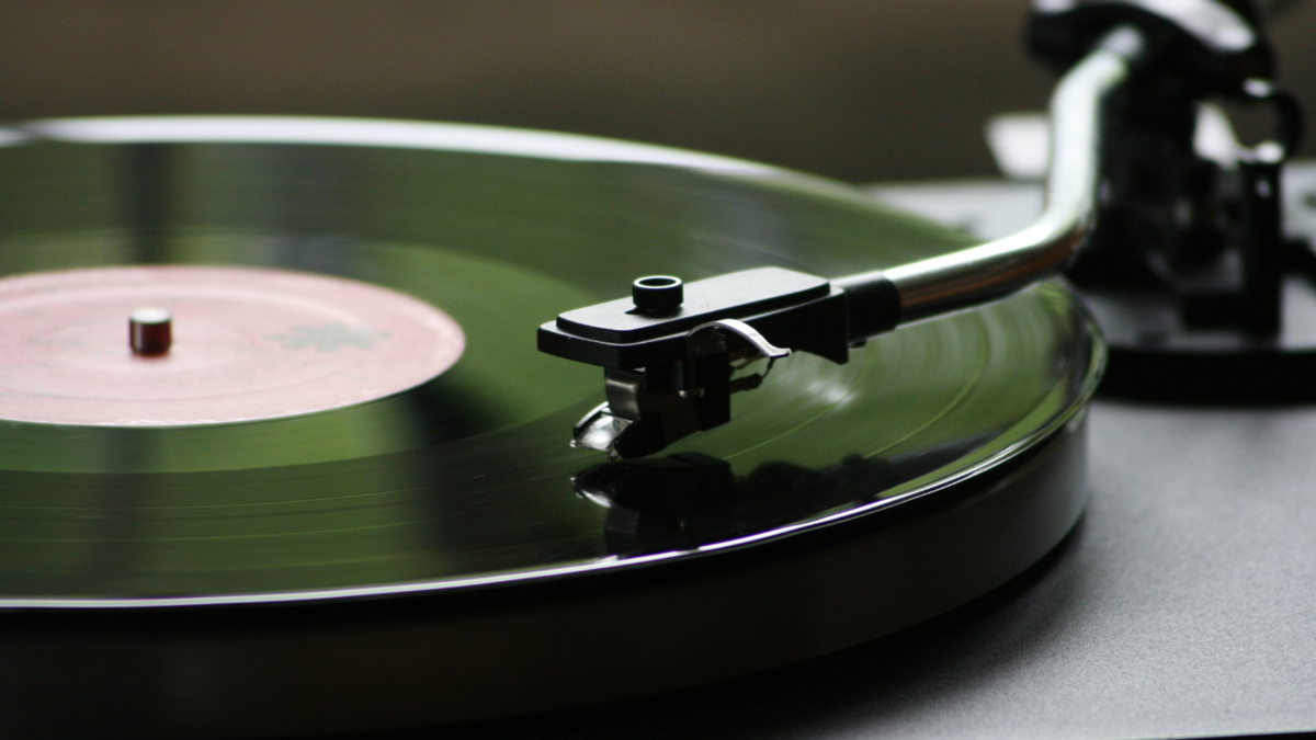 Vinyl records outsell CDs for first time in decades - BBC News