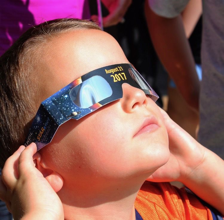 Hundreds turn up at Shakopee Public Library for eclipse Shakopee News