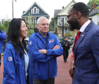 Bills and Sabres alumni volunteer