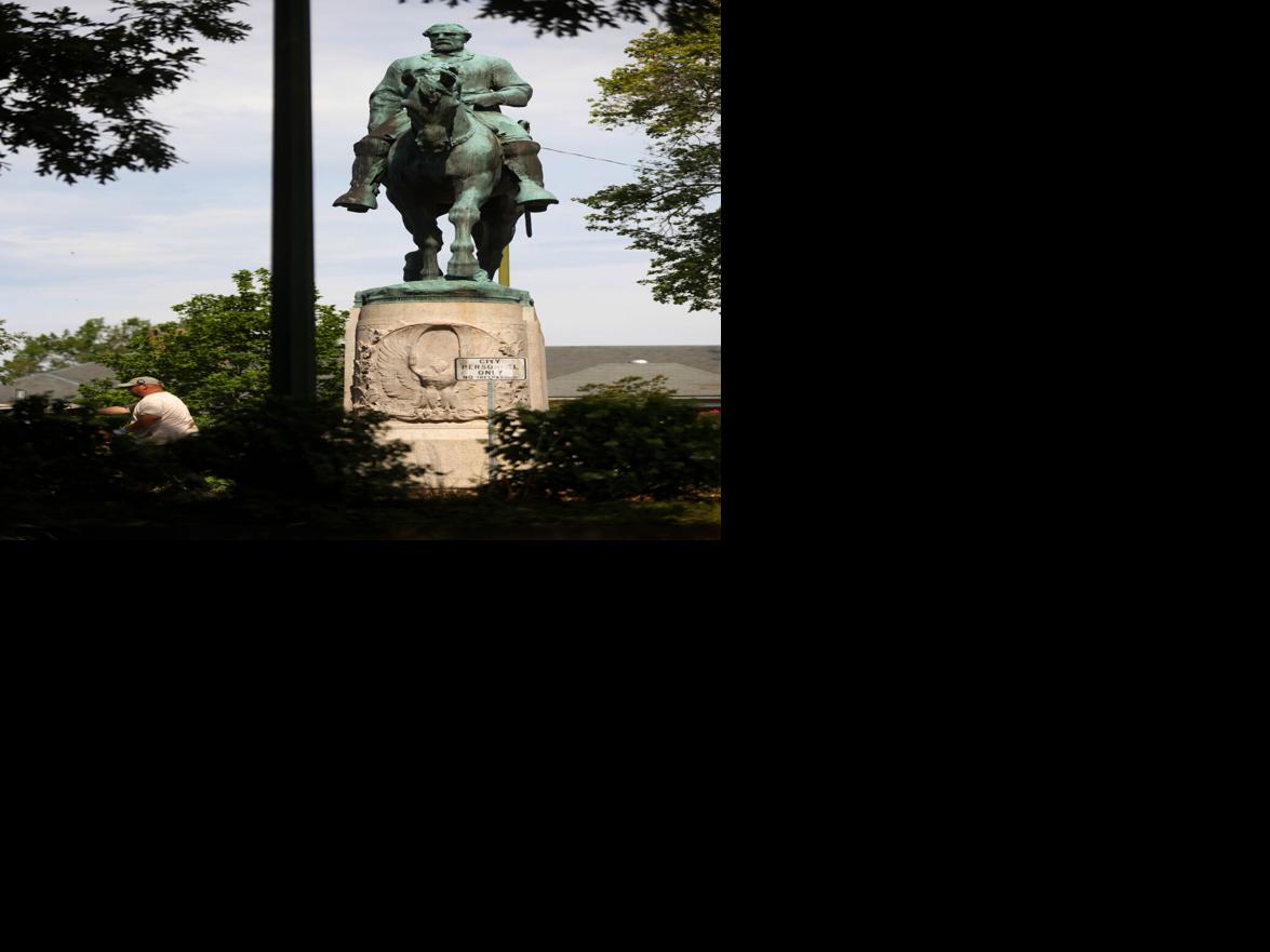 Robert E. Lee statue