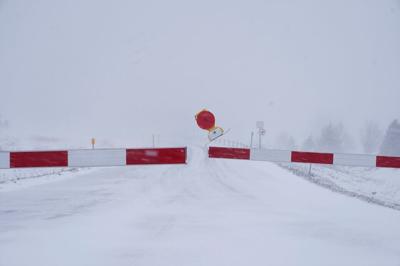 Buffalo's blizzard led to a patchwork of driving bans. Could Hochul have closed local roads?