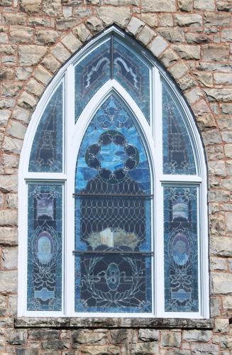 050226-smy-news-main-StainedGlass-p3.JPG