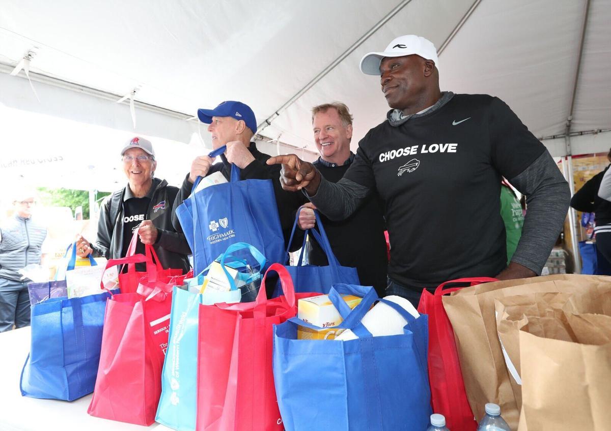 Bills and Sabres alumni volunteer