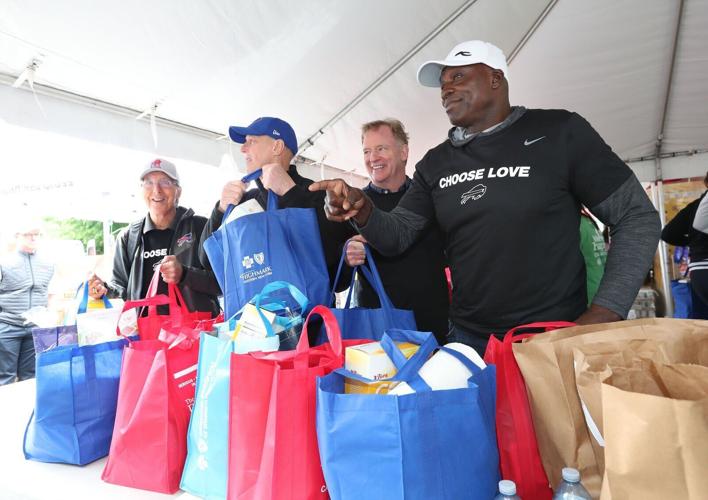 Bills and Sabres alumni volunteer