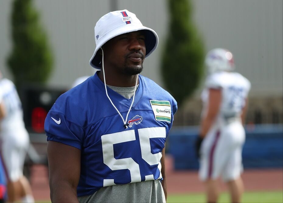 Bills defensive end Jerry Hughes