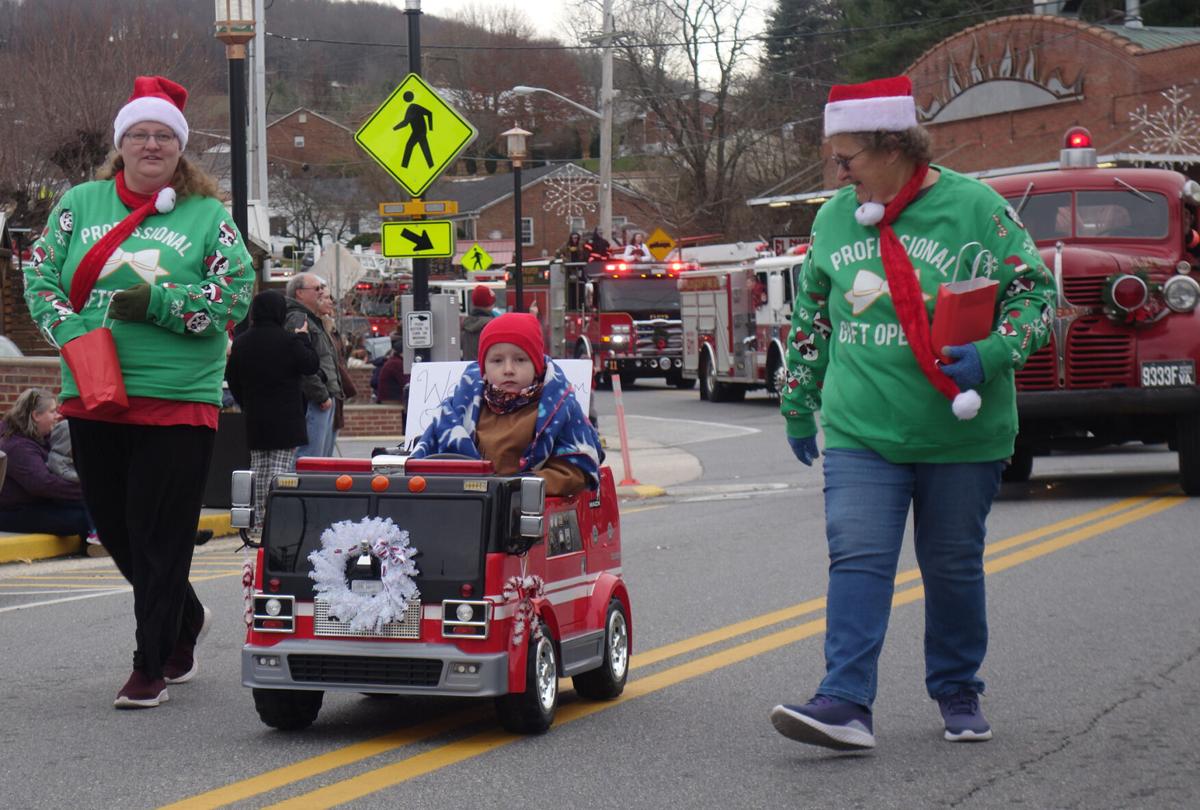 2022 Cox Cable Christmas Parade Return Of Floyd's Christmas Parade Draws Crowds | The Floyd Press |  Swvatoday.com