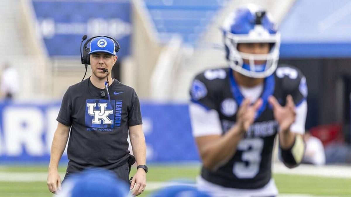 Kentucky head coach Will Stein, background, watched as UK presumptive starting quarterback Kenny Minchey prepared to take the snap during the Wildcats’ Blue-White spring football game.