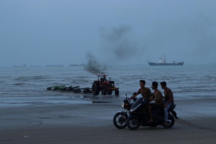 Vessels in the Strait of Hormuz near the beach of Bandar Abbas