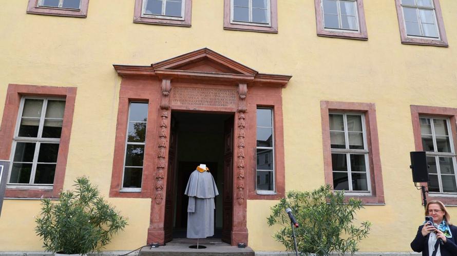 A replica of the travelling coat of German poet Johann Wolfgang von Goethe is set to head for Italy to recreate his journey and celebrate his work.