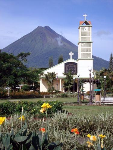 The Arenal volcano visible from La Fortuna.