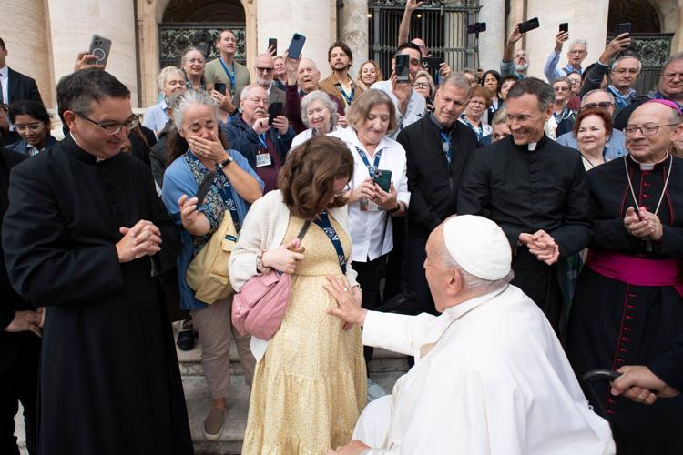 Pope Francis blesses unborn baby