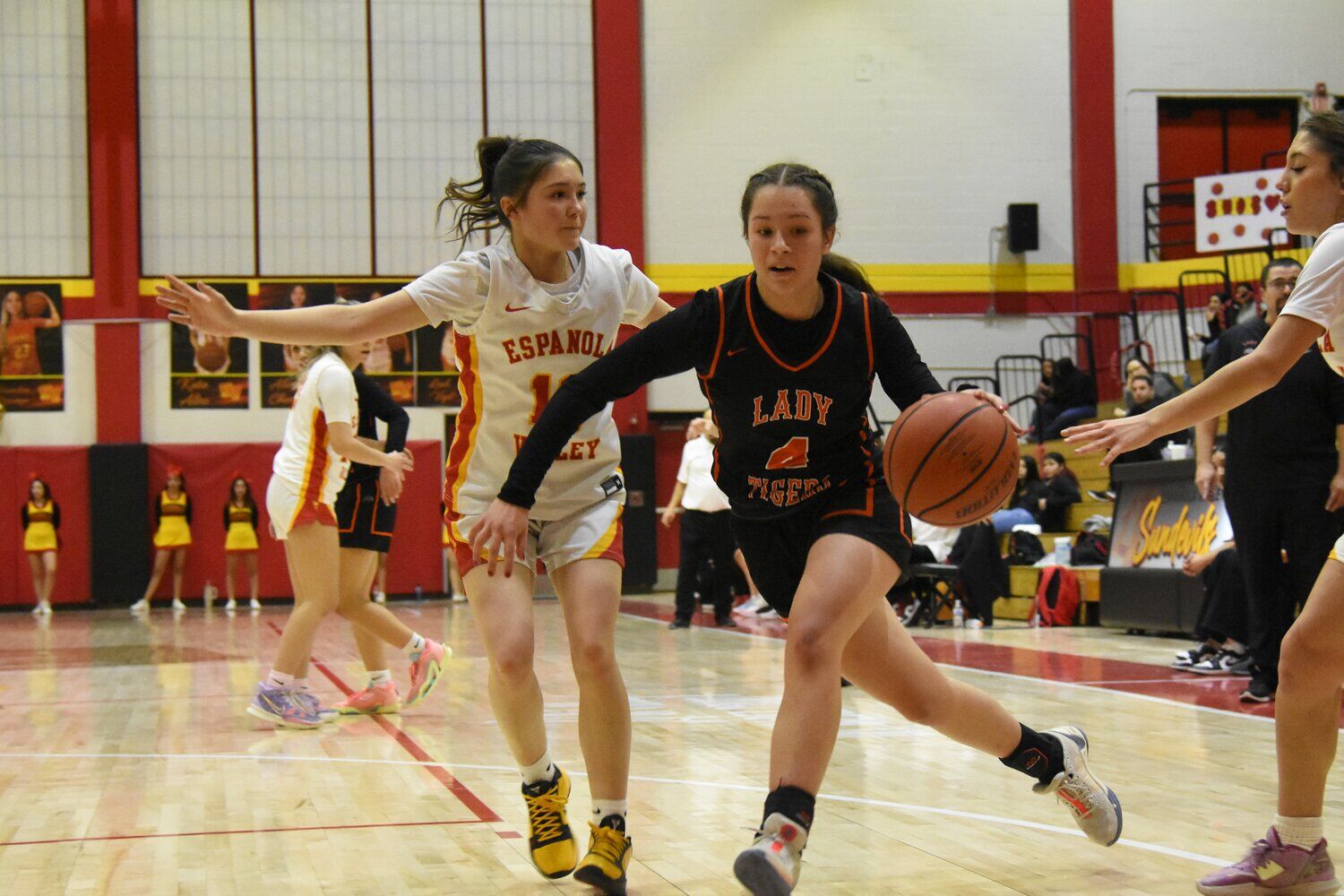 Taos Lady Tigers rally but fall short in Espa ola Basketball