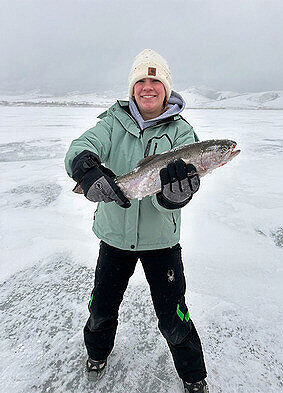 Ice Fishing w/ NIGHT CRAWLERS?!? --Surprisingly Effective Winter Bait!! 