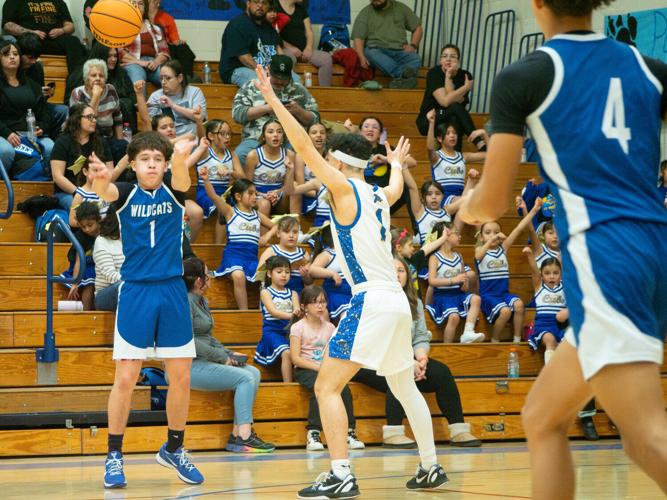 Noah Rael Peñasco honors 1981 team for Homecoming | Sports | taosnews.com