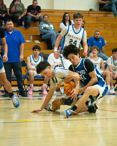 Noah Rael Peñasco honors 1981 team for Homecoming | Sports | taosnews.com