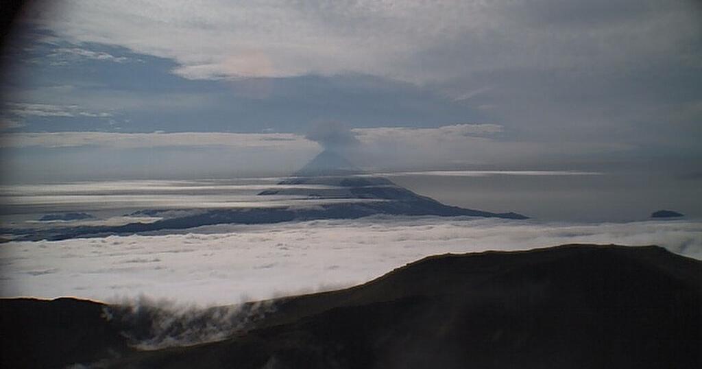 Alaska volcano spews ash cloud high enough to draw weather service warning for pilots - Vimarsana News