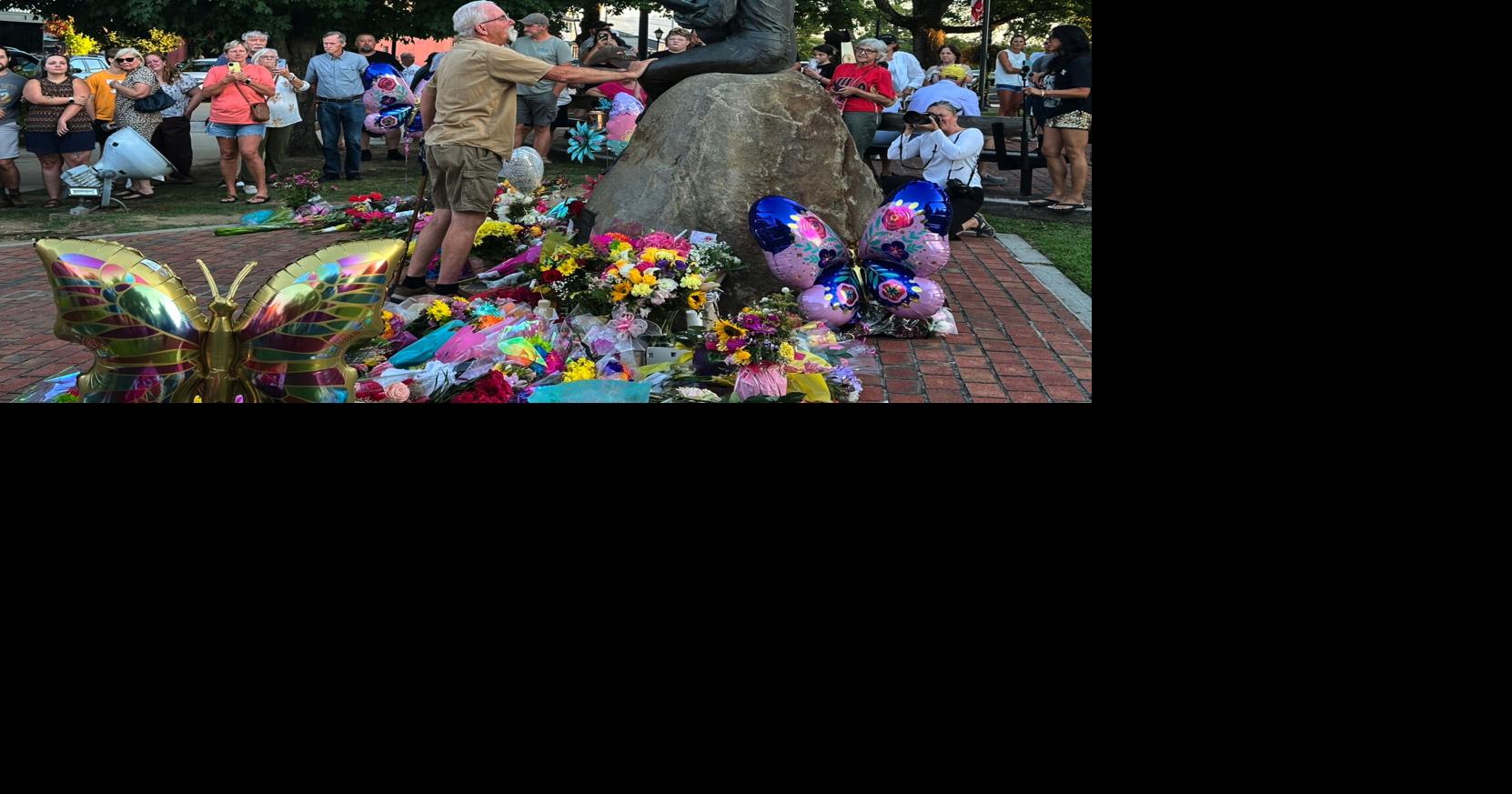 Dolly Parton's love of the Great Smoky Mountains helped transform her hometown Dolly Parton didn't just sing about her Tennessee mountain home By KIMBERLEE KRUESI and DYLAN LOVAN - Associated Press Aug 26, 2026 11 mins ago