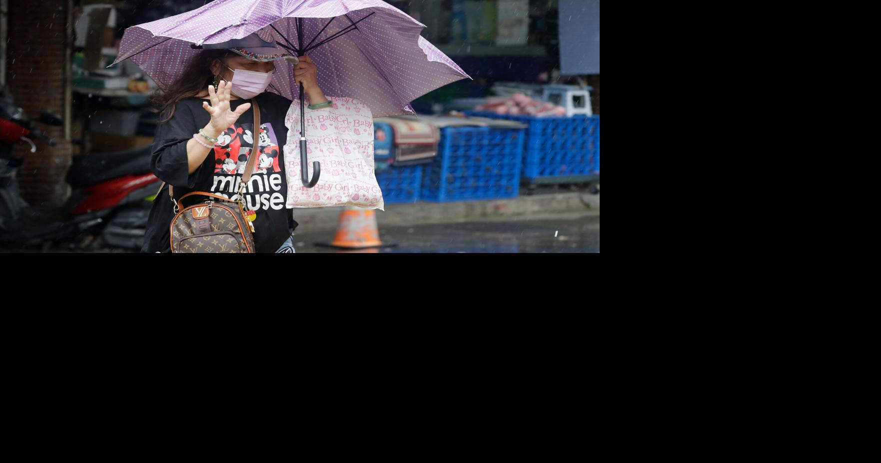 Typhoon Champi kills 1 and injures 350 in Taiwan as storm weakens; power out for 280,000 households, schools closed in Taipei