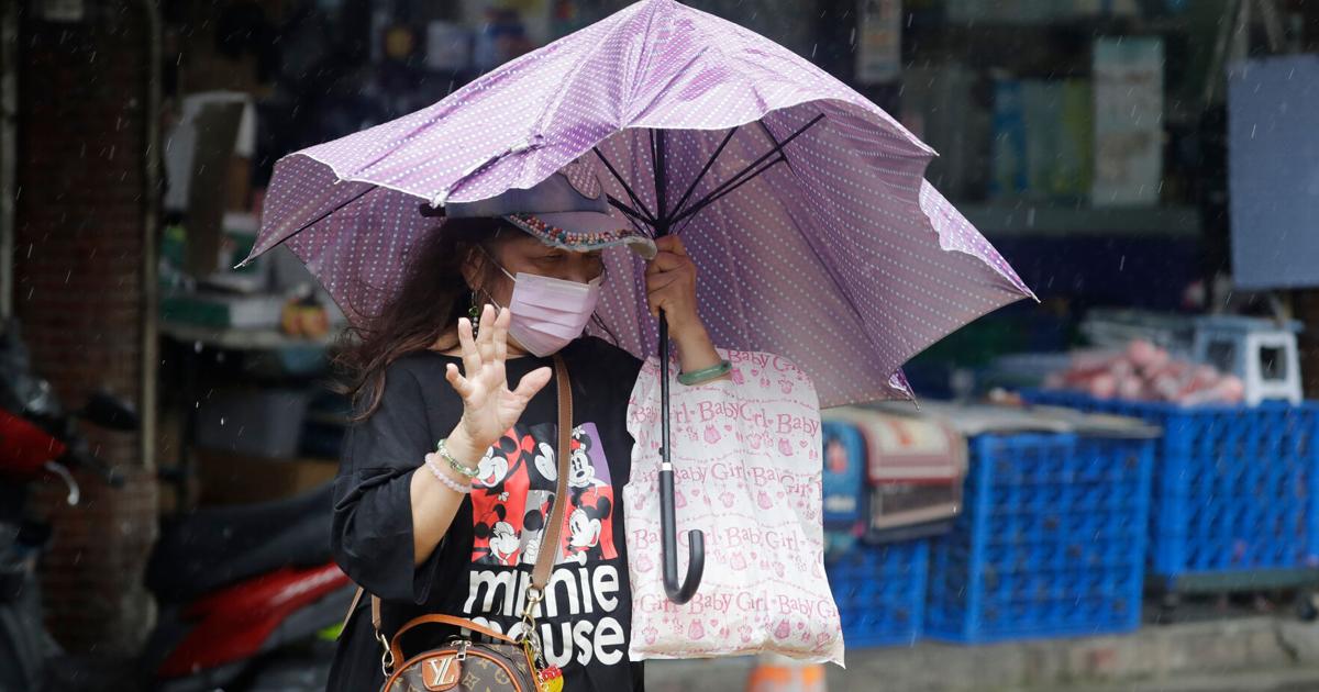 Typhoon Champi kills 1 and injures 350 in Taiwan as storm weakens; power out for 280,000 households, schools closed in Taipei