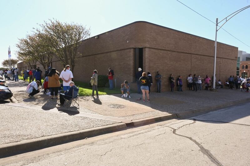 ‘Chaotic’ kickoff for early voting: Thousands wait for hours to cast ballots after computer down ...