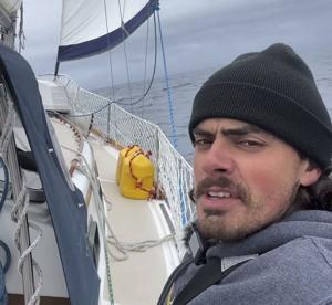 An Oregon man who quit his job to set sail with his cat arrives to cheering fans in Hawaii