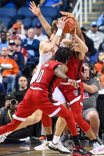 MBBvsClemson_DoubleTeam_SC.jpg